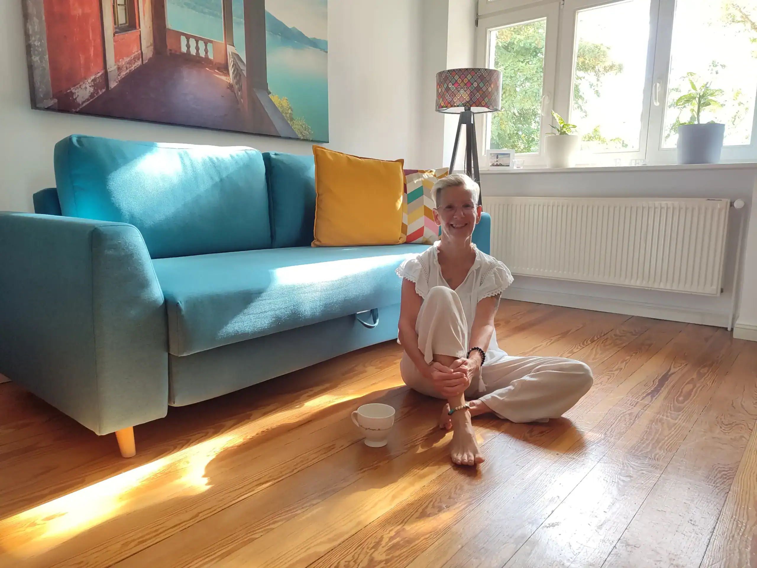 Daniela Bernauer, Elterncoach von KinderLiebe, sitzt entspannt in ihrer Coaching-Umgebung.