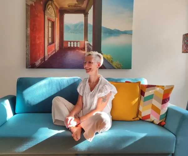 eltern-fragen-ich-antworte-kinderliebe-blog Daniela Bernauer sitzt entspannt auf dem Sofa und lächelt – persönliche Begleitung für Elternfragen, KinderLiebe Blog.