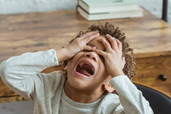 Kleinkind zeigt starke Gefühle – Elterncoaching bei Wutanfällen.